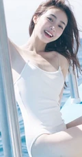 气质可爱女生佳人海上游轮写真，肩带连体泳装显苗条身材