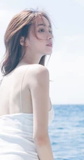 气质可爱女生佳人海上游轮写真，肩带连体泳装显苗条身材
