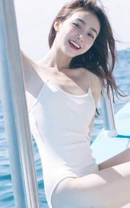 气质可爱女生佳人海上游轮写真，肩带连体泳装显苗条身材