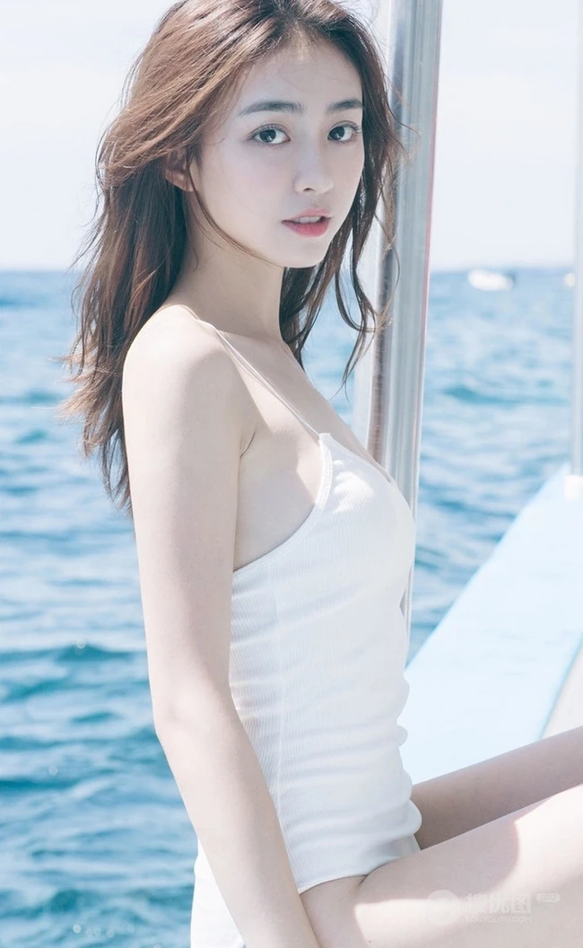 气质可爱女生佳人海上游轮写真，肩带连体泳装显苗条身材