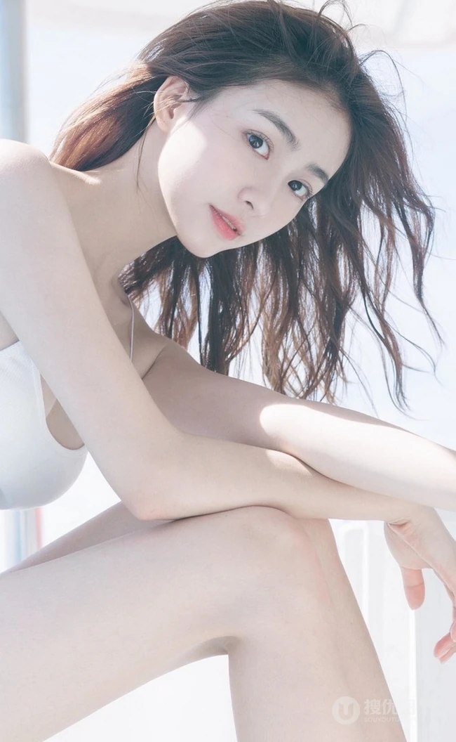 气质可爱女生佳人海上游轮写真，肩带连体泳装显苗条身材