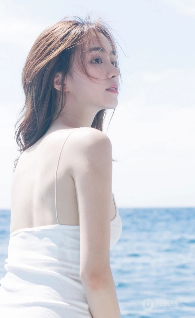 气质可爱女生佳人海上游轮写真，肩带连体泳装显苗条身材