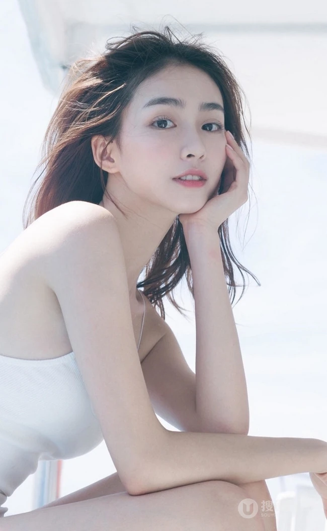 气质可爱女生佳人海上游轮写真，肩带连体泳装显苗条身材