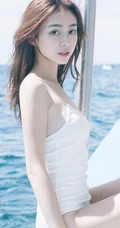 气质可爱女生佳人海上游轮写真，肩带连体泳装显苗条身材