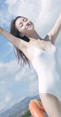 气质可爱女生佳人海上游轮写真，肩带连体泳装显苗条身材