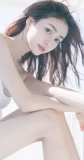 气质可爱女生佳人海上游轮写真，肩带连体泳装显苗条身材