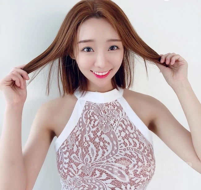 韩国气质女生朴有珍气质短裤系列写真，生活照片图集一
