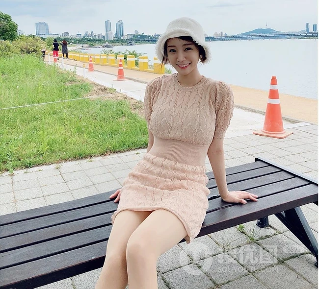 韩国匀称女生朴有珍气质连衣短裙系列写真，生活照图集二