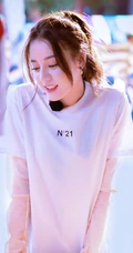 新晋跑男女神迪丽热巴，户外录制现场高清美照壁纸