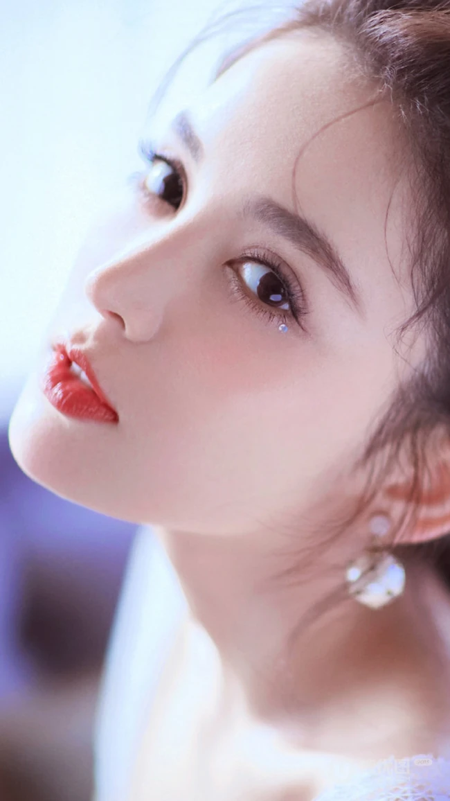 新疆美女明星古力娜扎浓妆私房 高清近照写真壁纸