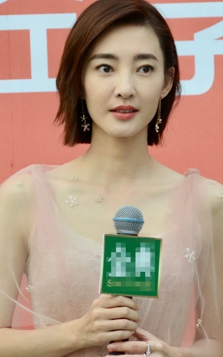 王丽坤短发造型气质亮相活动，肉色轻纱连衣长裙柔美大方