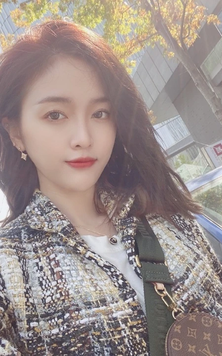 吴宣仪微博晒自拍美照，发文称：最近有点时差颠倒了呢
