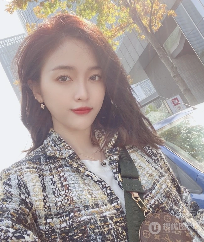 吴宣仪微博晒自拍美照，发文称：最近有点时差颠倒了呢