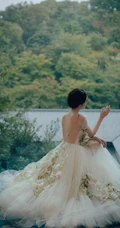 李沁超美写真，着轻纱仙女裙，倚山而坐，清丽脱俗