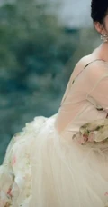 李沁超美写真，着轻纱仙女裙，倚山而坐，清丽脱俗