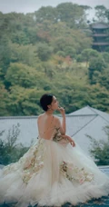 李沁超美写真，着轻纱仙女裙，倚山而坐，清丽脱俗