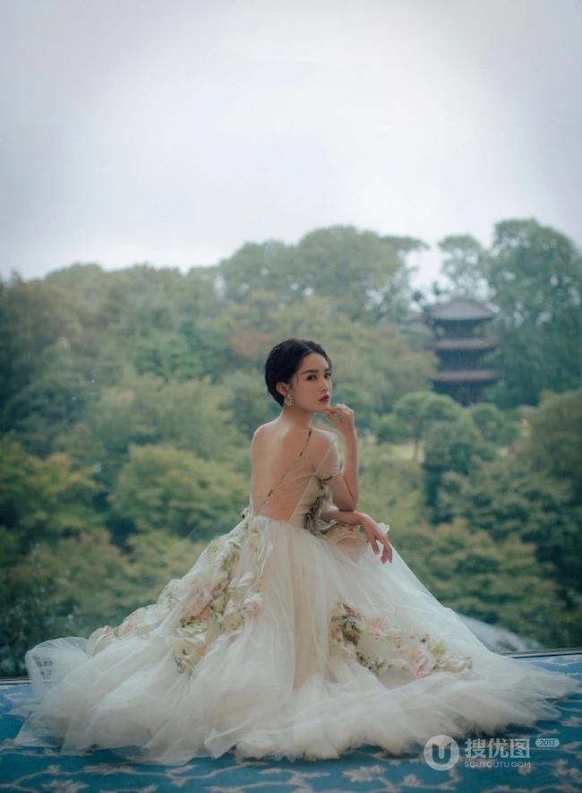 李沁超美写真，着轻纱仙女裙，倚山而坐，清丽脱俗