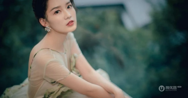 李沁超美写真，着轻纱仙女裙，倚山而坐，清丽脱俗