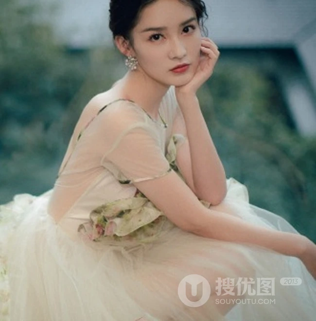 李沁超美写真，着轻纱仙女裙，倚山而坐，清丽脱俗