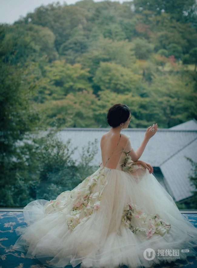 李沁超美写真，着轻纱仙女裙，倚山而坐，清丽脱俗