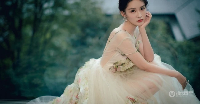 李沁超美写真，着轻纱仙女裙，倚山而坐，清丽脱俗