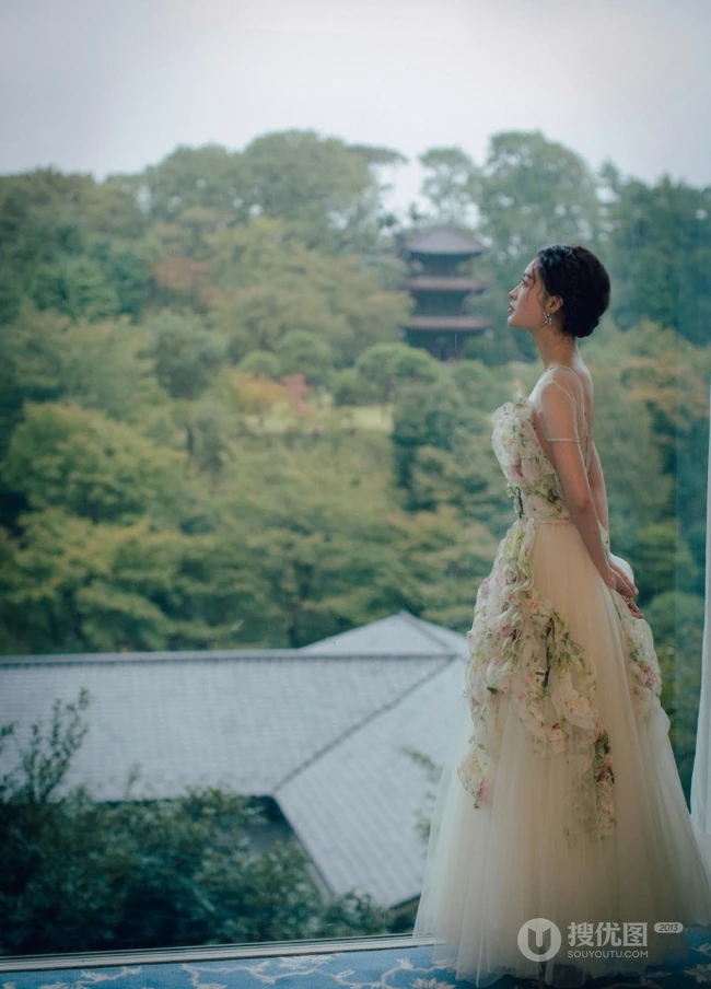 李沁超美写真，着轻纱仙女裙，倚山而坐，清丽脱俗
