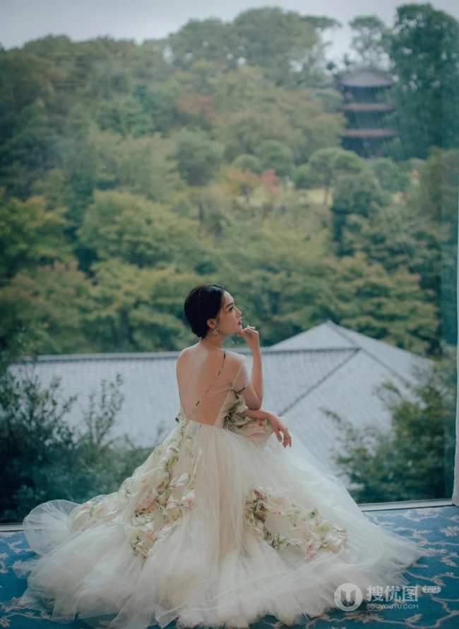 李沁超美写真，着轻纱仙女裙，倚山而坐，清丽脱俗