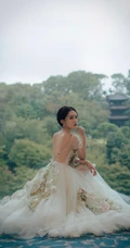 李沁超美写真，着轻纱仙女裙，倚山而坐，清丽脱俗