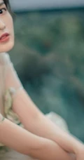李沁超美写真，着轻纱仙女裙，倚山而坐，清丽脱俗