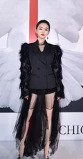 何泓姗超酷黑气质着装亮相活动，上黑下纱透修长线条感