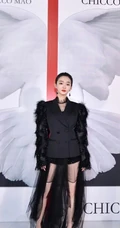 何泓姗超酷黑气质着装亮相活动，上黑下纱透修长线条感