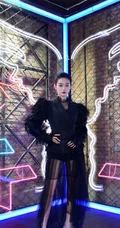 何泓姗超酷黑气质着装亮相活动，上黑下纱透修长线条感
