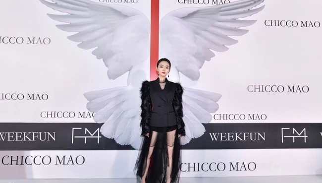 何泓姗超酷黑气质着装亮相活动，上黑下纱透修长线条感