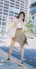 气质女生李诗颖休闲白衫格子裙清新街拍写真图片