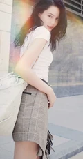 气质女生李诗颖休闲白衫格子裙清新街拍写真图片