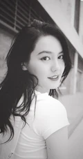 气质女生李诗颖休闲白衫格子裙清新街拍写真图片
