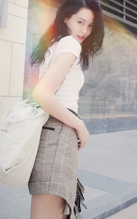 气质女生李诗颖休闲白衫格子裙清新街拍写真图片