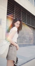 气质女生李诗颖休闲白衫格子裙清新街拍写真图片