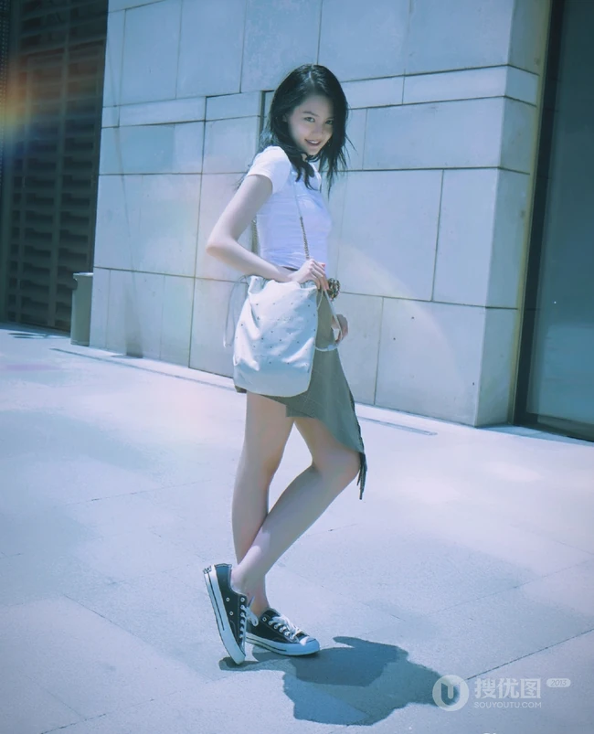 气质女生李诗颖休闲白衫格子裙清新街拍写真图片