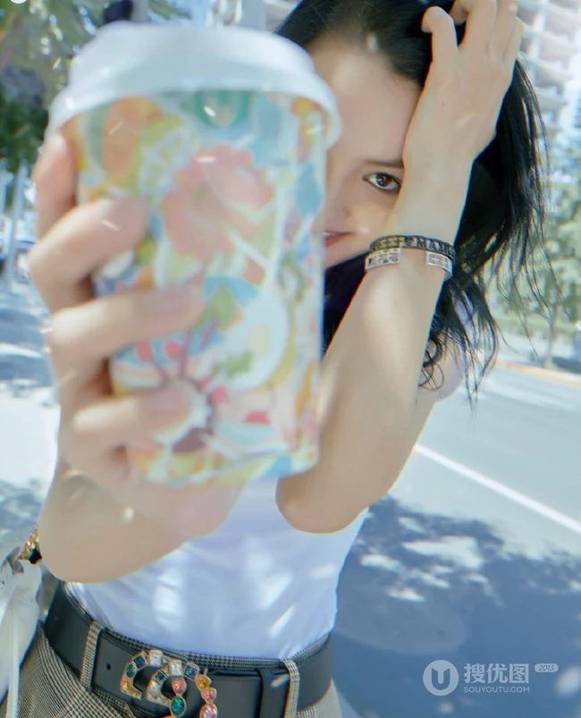 气质女生李诗颖休闲白衫格子裙清新街拍写真图片