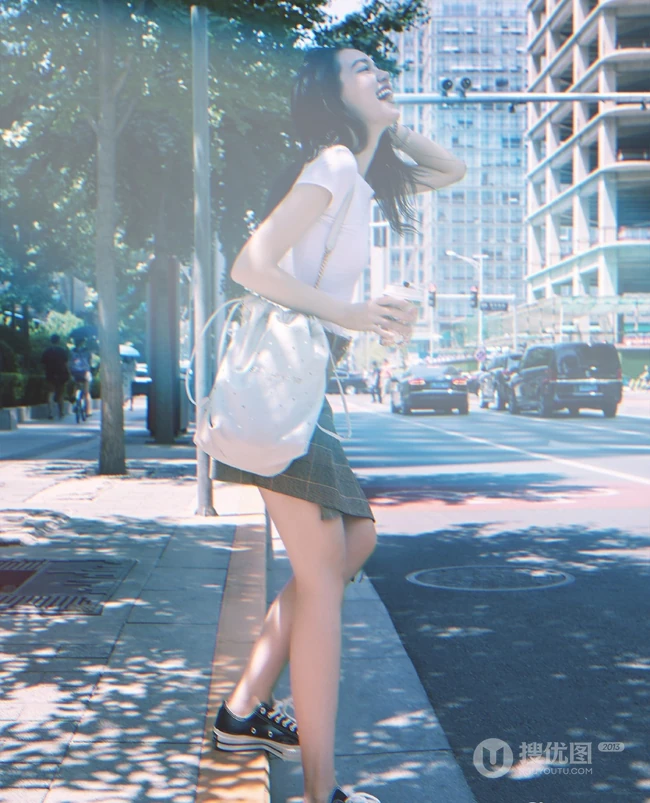 气质女生李诗颖休闲白衫格子裙清新街拍写真图片
