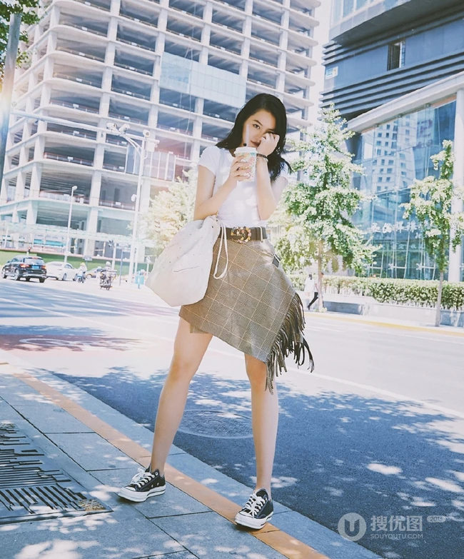 气质女生李诗颖休闲白衫格子裙清新街拍写真图片
