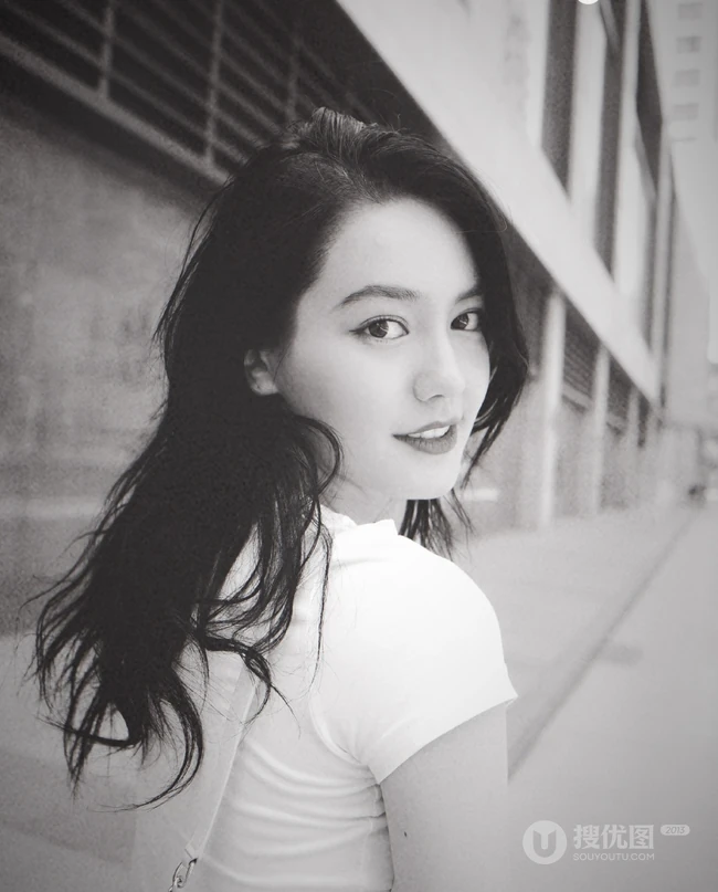 气质女生李诗颖休闲白衫格子裙清新街拍写真图片