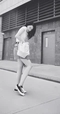 气质女生李诗颖休闲白衫格子裙清新街拍写真图片