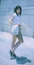 气质女生李诗颖休闲白衫格子裙清新街拍写真图片