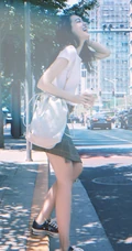 气质女生李诗颖休闲白衫格子裙清新街拍写真图片