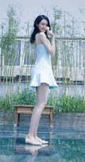 混血女生李诗颖 着蓝色肩带连衣短裙 在庭院清新写真