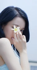 混血女生李诗颖 着蓝色肩带连衣短裙 在庭院清新写真