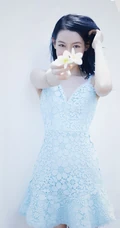 混血女生李诗颖 着蓝色肩带连衣短裙 在庭院清新写真