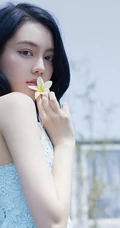 混血女生李诗颖 着蓝色肩带连衣短裙 在庭院清新写真